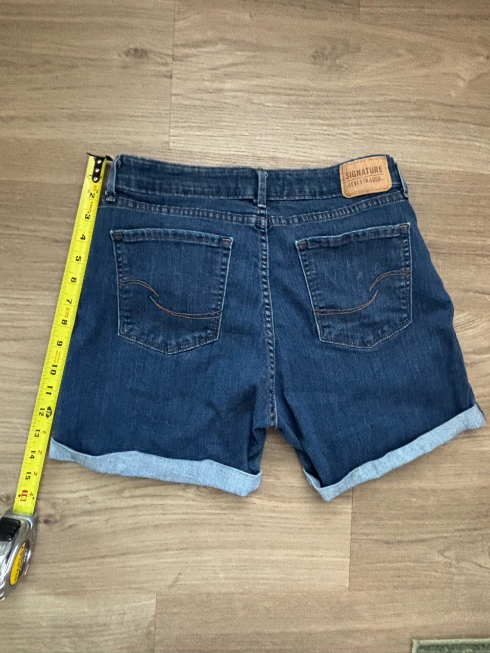 Levi Strauss Dark Blue Denim Roll-Cuff Women's Shorts Size 10 - Picture 5 of 5